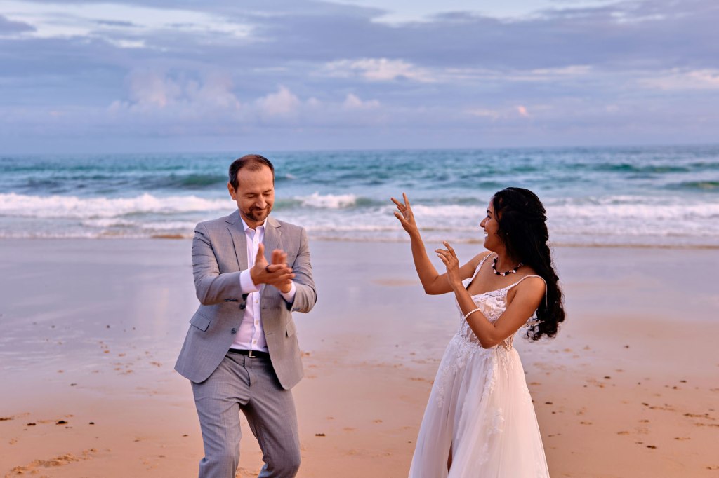 Strandhochzeit Algarve – intimes Elopement Portugal Brautpaar Hand in Hand bei Sonnenuntergang © Chirlyart
