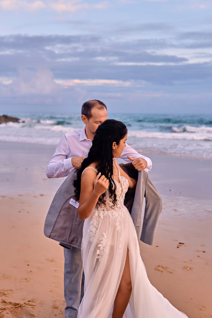 Elopement Portugal – Paar in der Abenddämmerung, Silhouette vor dem Atlantik Algarve © Chirlyart