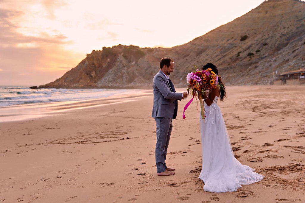 Elopement Algarve Portugal 2024 – mediterranes Brautpaar im goldenen Abendlicht © Chirlyart