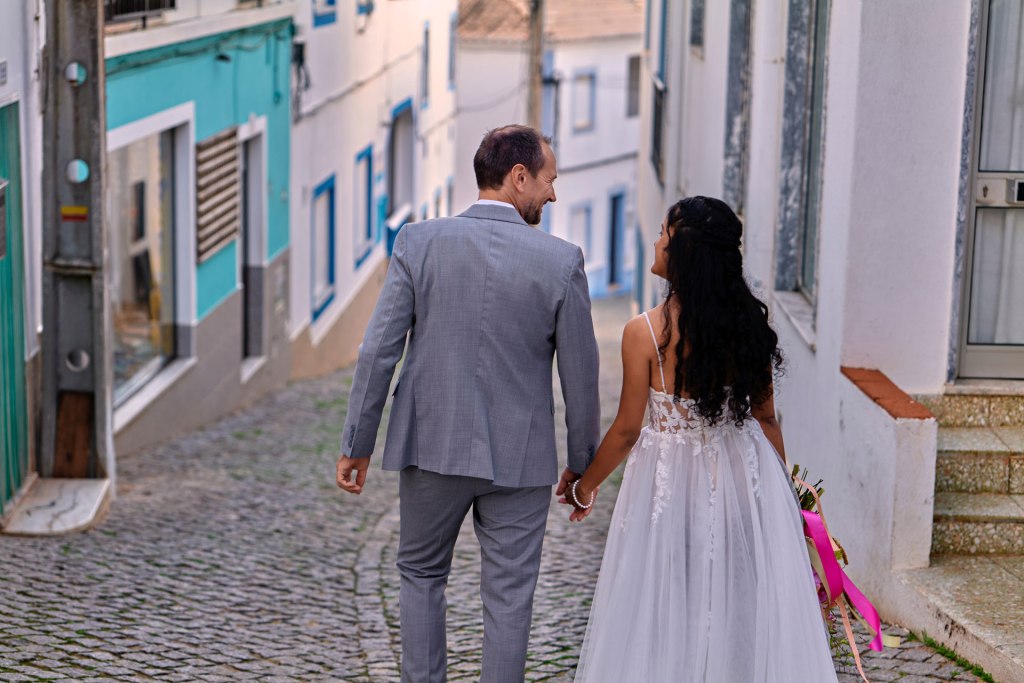 Elopement Portugal Küstendorf – Brautpaar in mediterranen Gassen Algarve goldenes Licht © Chirlyart