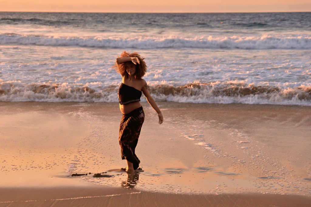 Maternity Shooting Fuerteventura – schwangere Frau am Strand im warmen Abendlicht Kanaren © Chirlyart