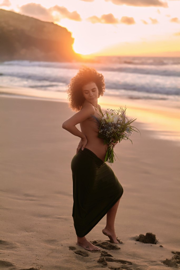 Maternity Shooting Kanaren – werdende Mutter im fließenden Kleid am Strand Fuerteventura © Chirlyart