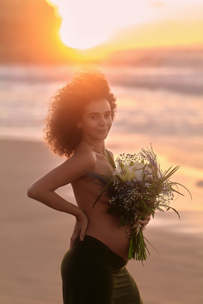 Schwangerschaftsshooting Fuerteventura – Portrait Nadia, Wellen und goldenes Abendlicht © Chirlyart