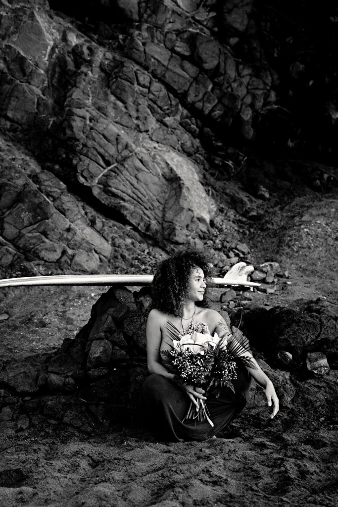 Maternity Shooting Fuerteventura – werdende Mutter hält Bauch, zartes Licht am Atlantik Kanaren © Chirlyart