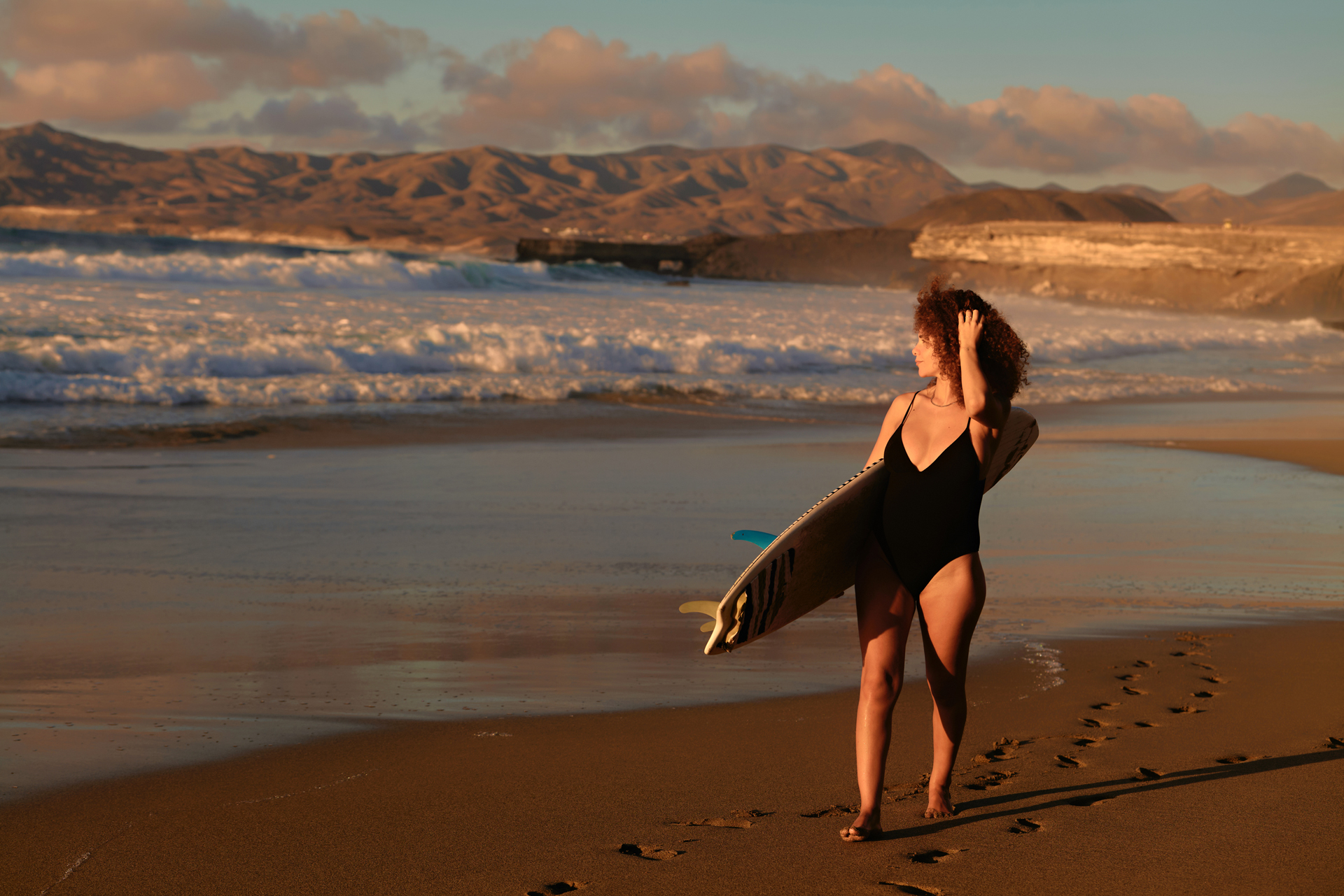 Maternity Shooting Fuerteventura – werdende Mutter am Strand, Wellen im Hintergrund goldenes Licht © Chirlyart