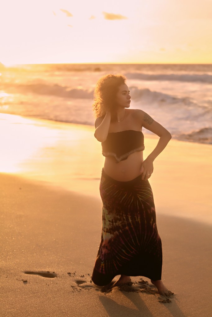 Schwangerschaftsshooting Kanaren – Nadia Seitenportrait im Abendlicht, lockiges Haar Fuerteventura © Chirlyart