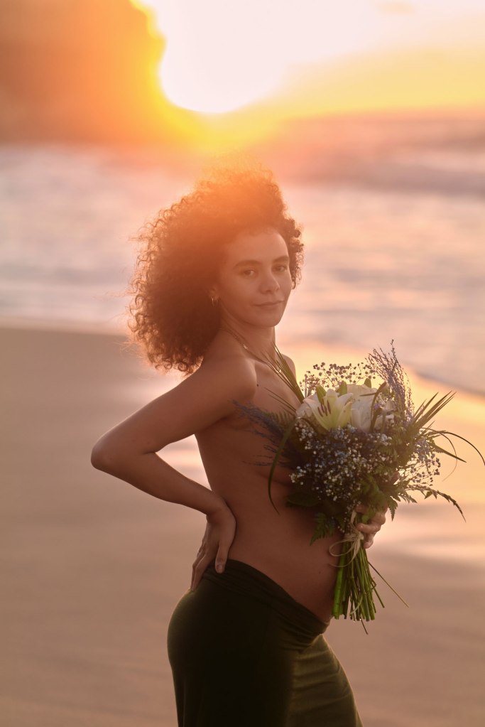 Babybauch Shooting Strand – Nadia im warmen Sonnenlicht, Vorfreude auf das neue Leben © Chirlyart