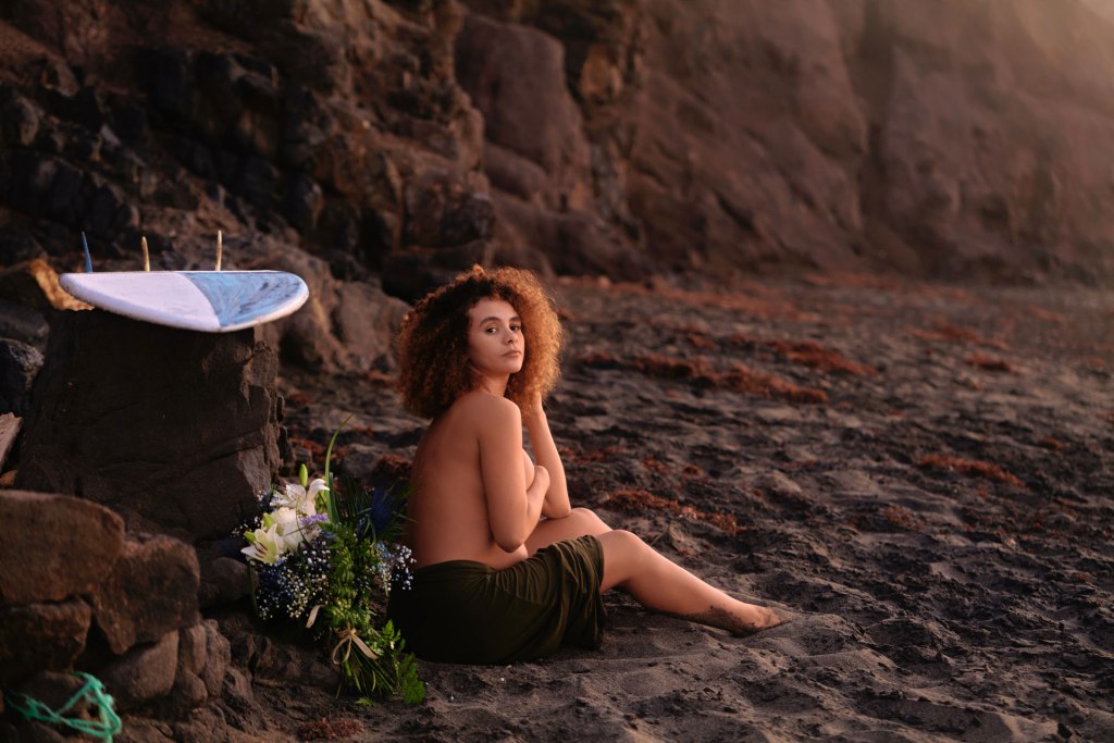 Schwangerschaftsshooting Fuerteventura – Nadia im Abendlicht, Meer und Horizont Kanaren © Chirlyart