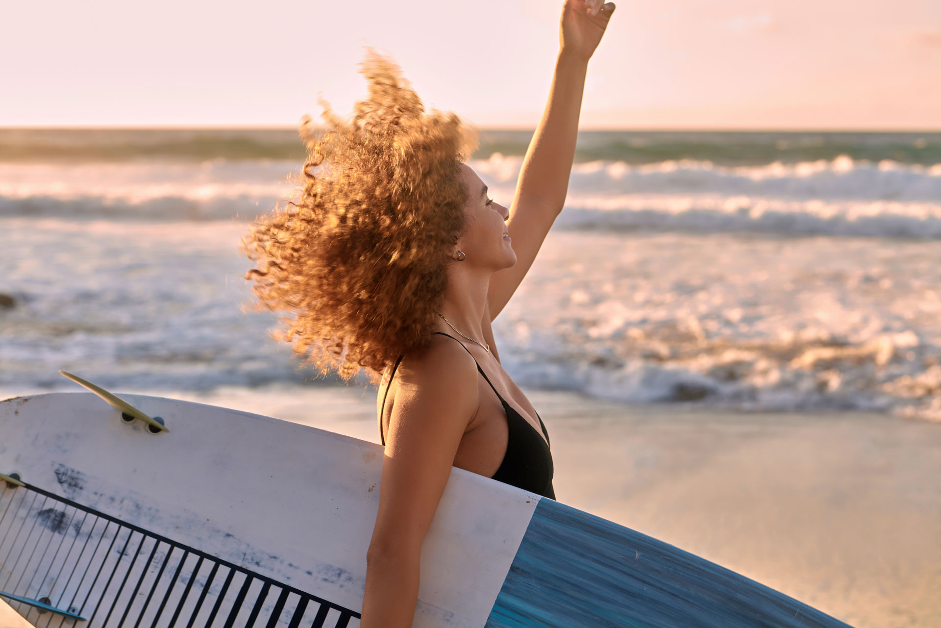 Babybauchshooting Strand Fuerteventura – Nadia im Abendlicht, Vorfreude auf neues Leben Kanaren © Chirlyart
