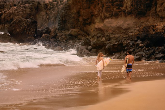 Surf Love Story Fuerteventura – romantisches Paarportrait bei Sonnenuntergang, Atlantik Kanaren © Chirlyart