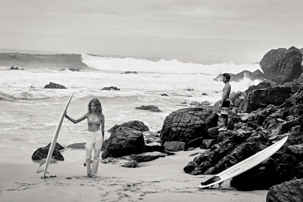 Ocean Kiss Fuerteventura – Paar umarmt sich am wilden Atlantikstrand, freie Energie Kanaren © Chirlyart