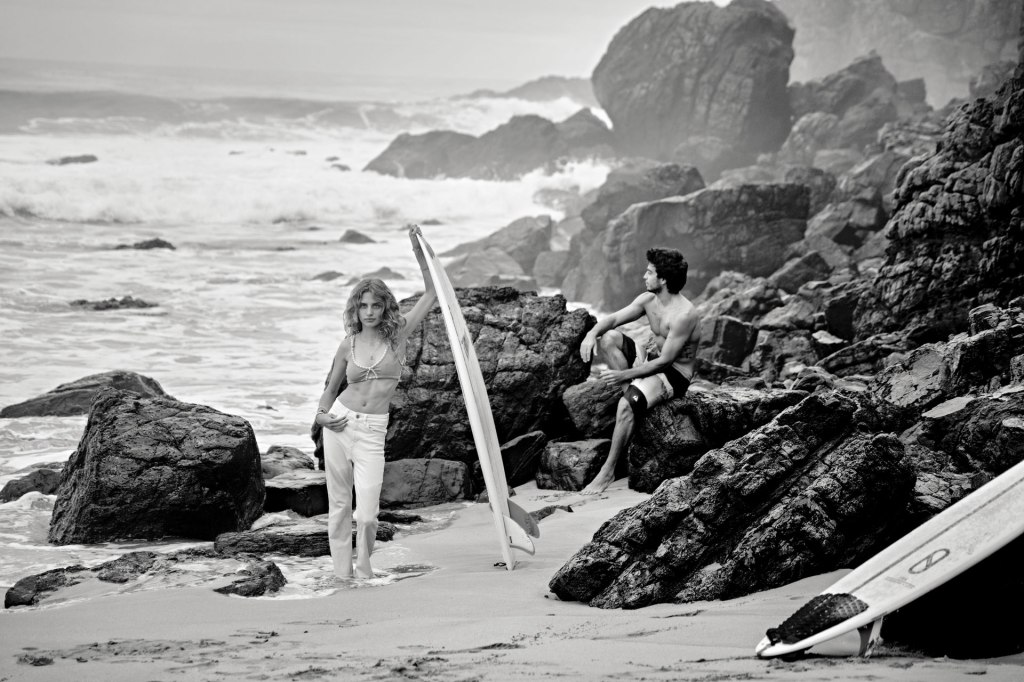 Ocean Kiss Fuerteventura – Paar mit Surfboard am Strand bei Gegenlicht, Kanaren Atlantik © Chirlyart