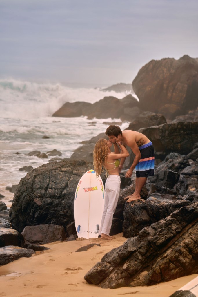 Paarshooting Surf Fuerteventura – Frau mit Surfbrett in Gegenlicht, dramatischer Atlantik © Chirlyart
