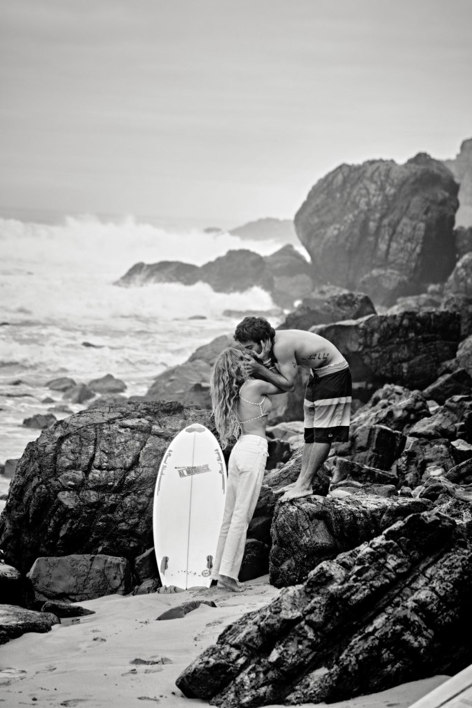 Surfing Love Story Kanaren – Frau mit Surfboard Portrait, Atlantik Wellen Fuerteventura © Chirlyart