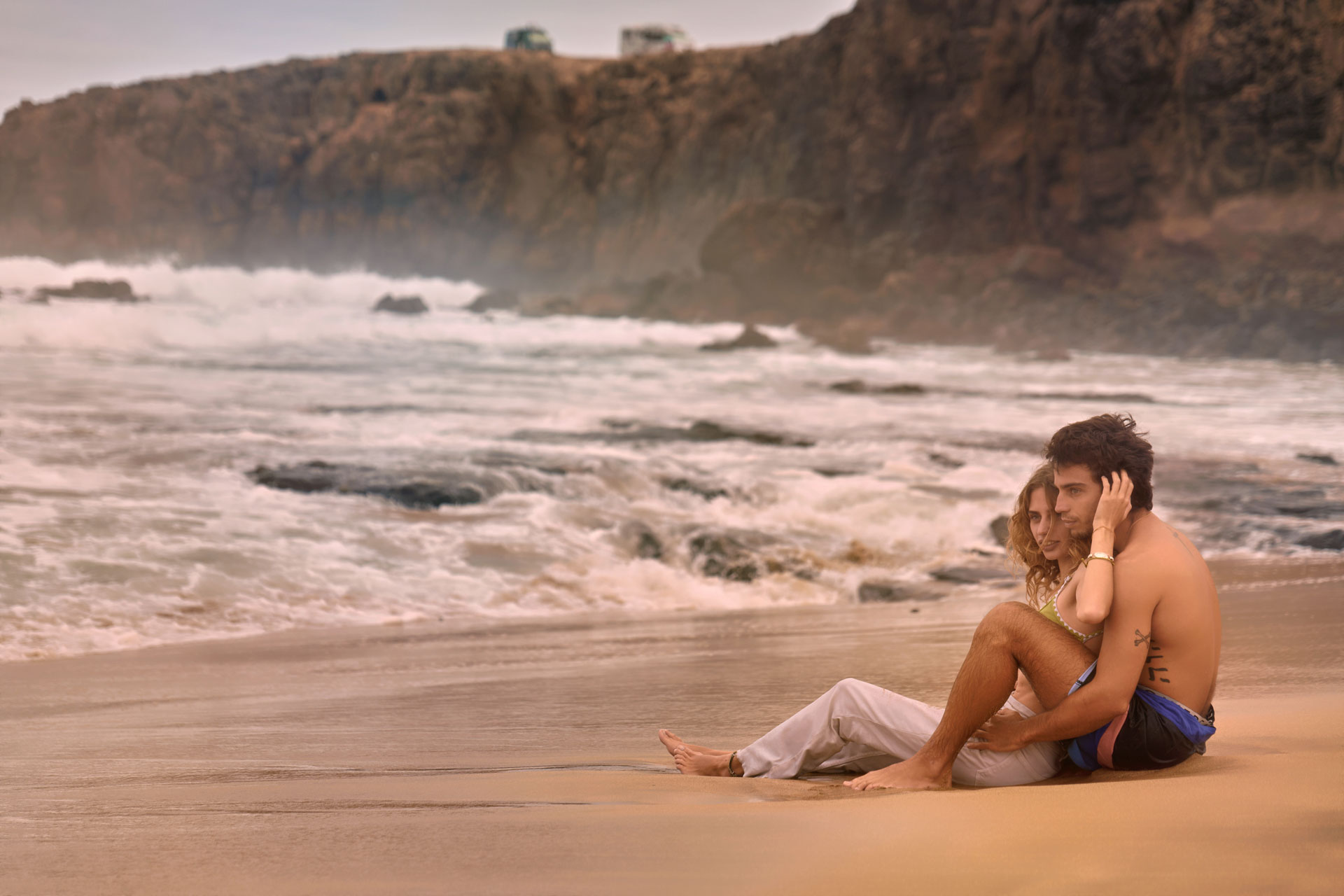 Surfing Love Story Fuerteventura Abschluss – Paar am Atlantik Strand, goldenes Licht Kanaren weite Landschaft © Chirlyart