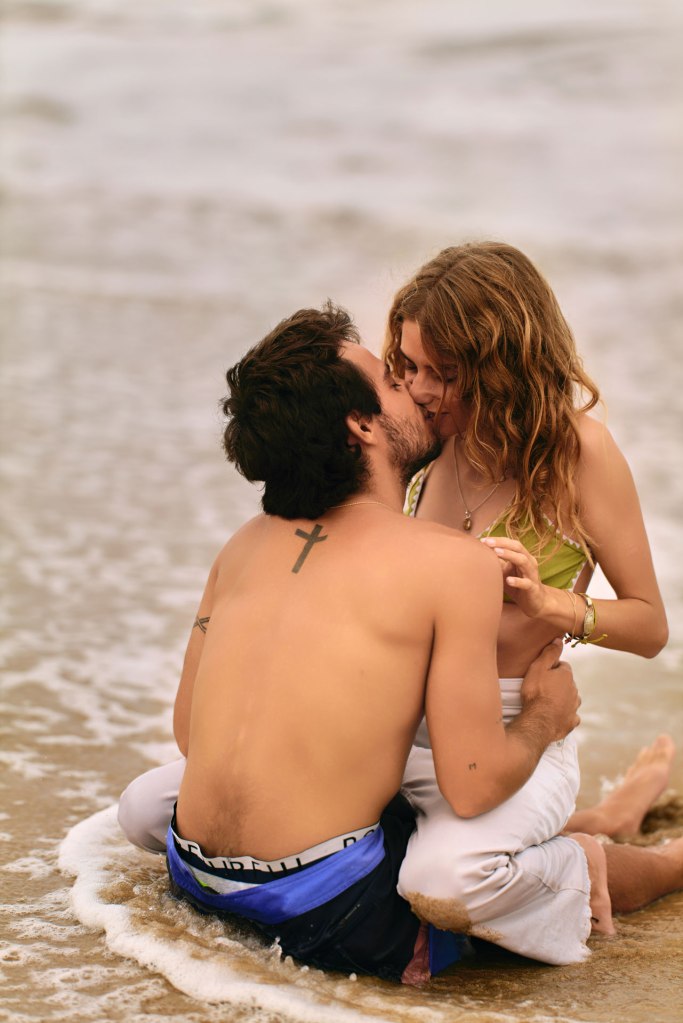 Surf Paarfotografie Fuerteventura – Frau mit Surfbrett am Strand, freie Energie Kanaren © Chirlyart