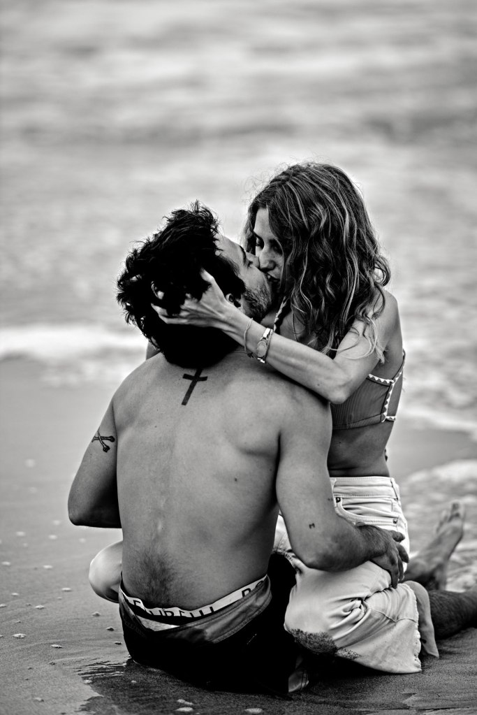 Surfer Paar Fuerteventura – romantischer Moment am Ozean, Wellen Kanaren © Chirlyart