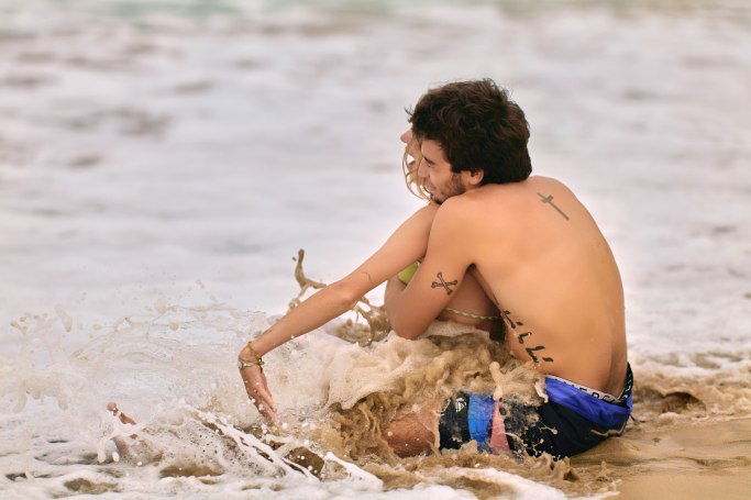 Ocean Kiss Shooting Fuerteventura – Paar küsst sich am Strand, goldenes Licht Atlantik © Chirlyart