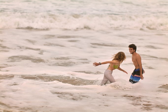 Paarshooting Fuerteventura Surf – romantischer Kuss, Wellen und Ozean Hintergrund Kanaren © Chirlyart