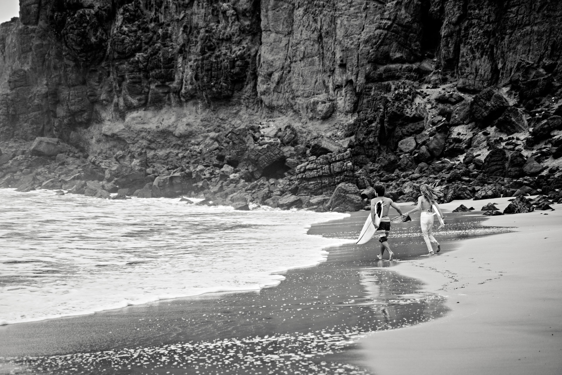 Ocean Kiss Surfing Love Story Fuerteventura – romantisches Paar am Strand mit Surfbrett, Atlantik Wellen © Chirlyart