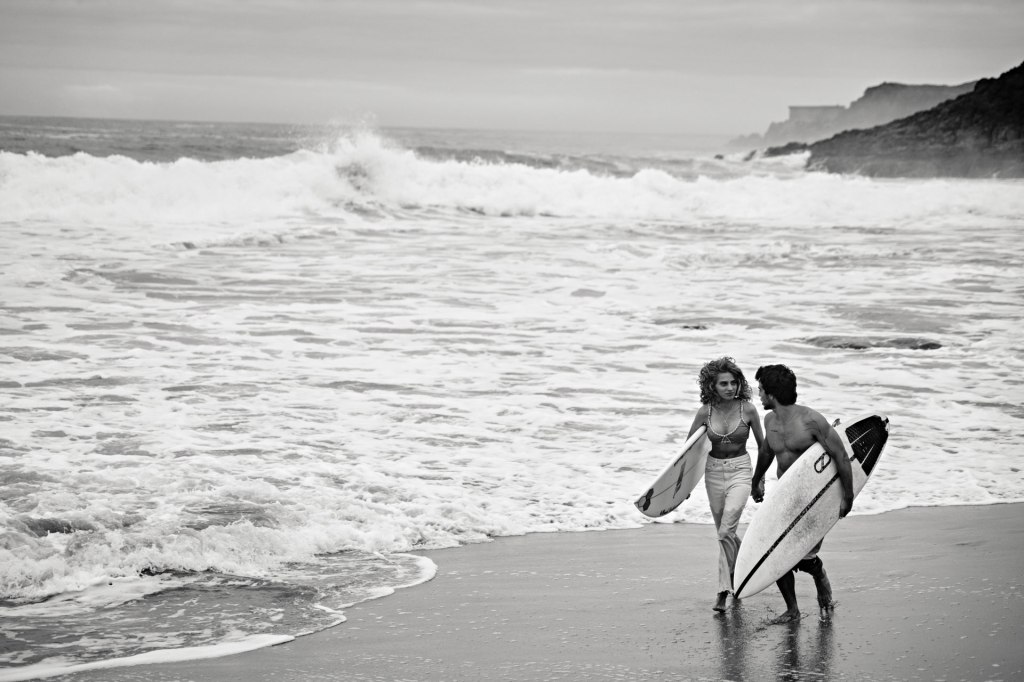 Surfing Love Story Fuerteventura – Paar am Atlantik Strand, romantische Strandatmosphäre Kanaren © Chirlyart