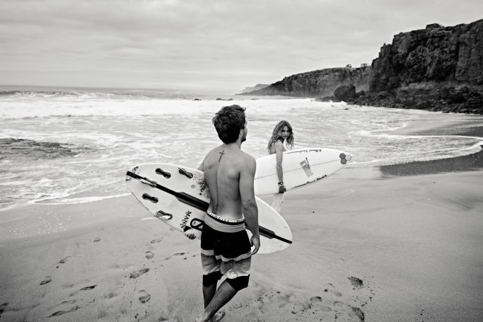 Ocean Kiss Shooting Kanaren – Paar läuft Hand in Hand am Strand, Wellen Atlantik Fuerteventura © Chirlyart