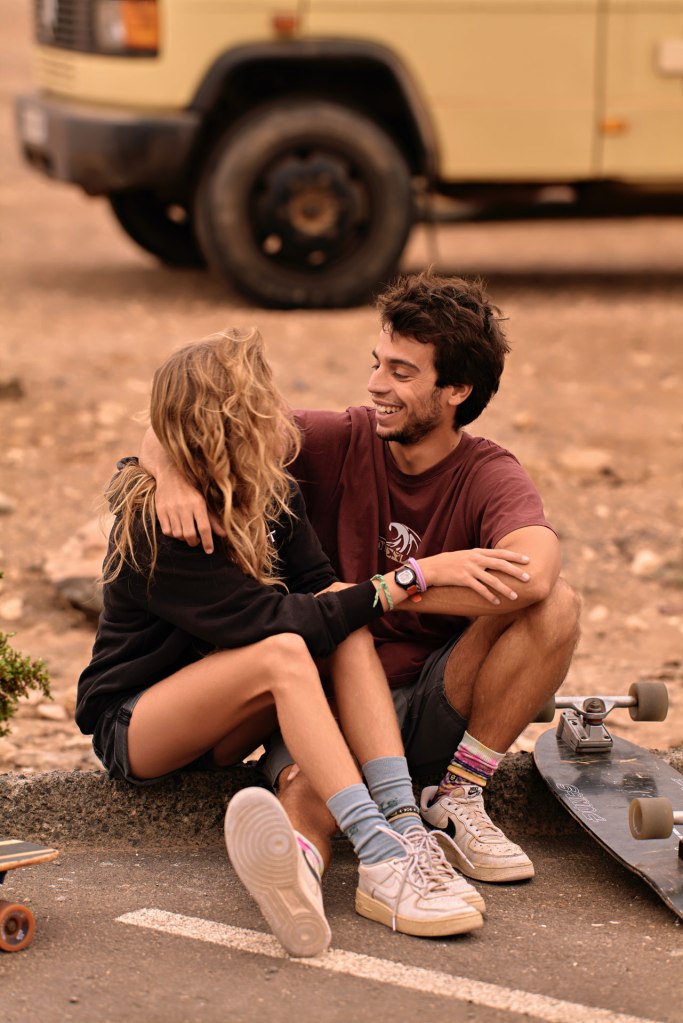 Ride and Romance Fuerteventura – Frau auf Skateboard, goldenes Licht Kanaren Straße © Chirlyart