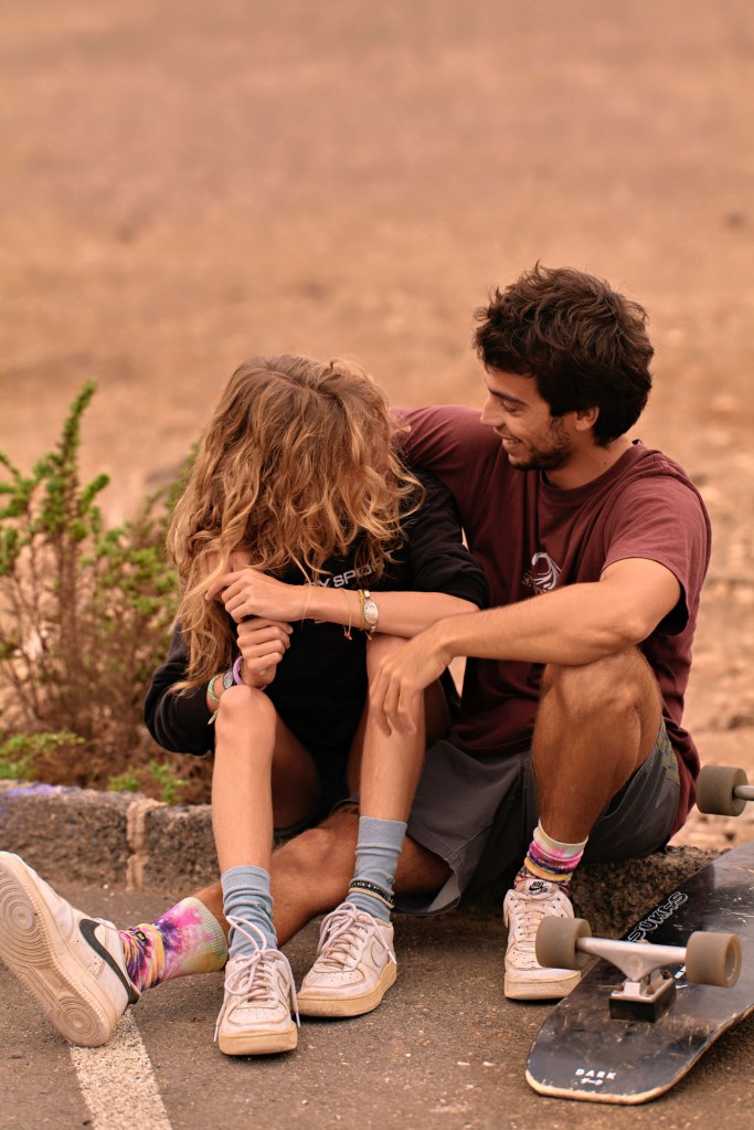 Skateboarding Paarshooting Kanaren – Paar auf Board Portrait, Fuerteventura Sonne © Chirlyart
