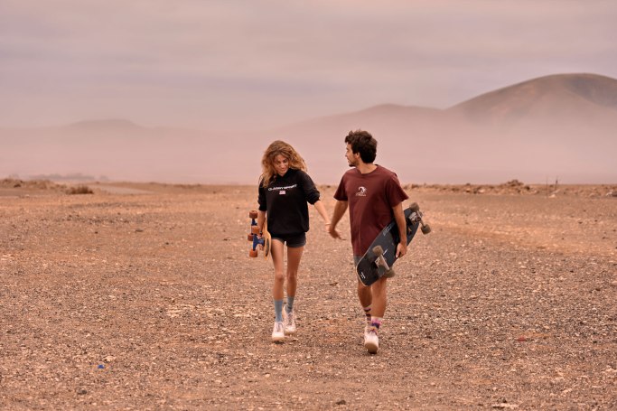 Skater Love Story Fuerteventura – Paar küsst sich auf dem Skateboard, romantischer Moment Kanaren © Chirlyart
