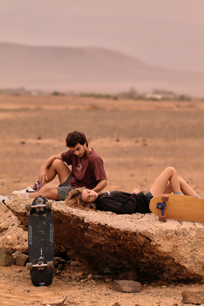 Skateboarding Portrait Kanaren – Frau auf Board, freie Energie und Leichtigkeit Fuerteventura © Chirlyart