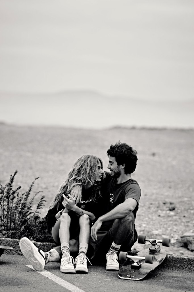Ride Romance Skater Portrait Fuerteventura – Paarportrait auf dem Board, goldenes Licht Kanaren © Chirlyart