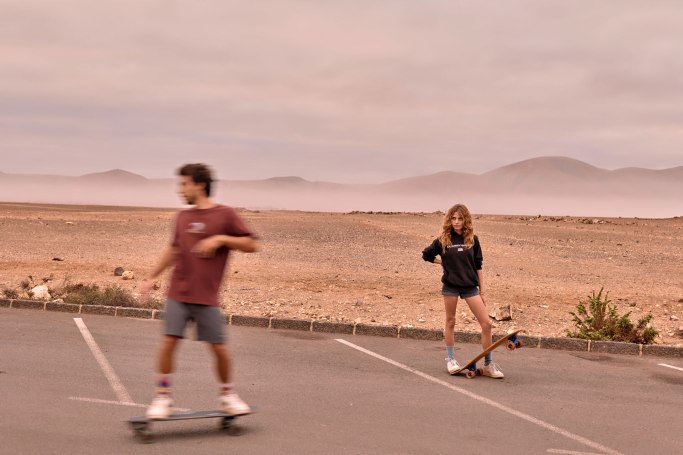 Skateboarding Paarfotografie Fuerteventura – dynamische Bewegung auf dem Board, Kanaren Landschaft © Chirlyart
