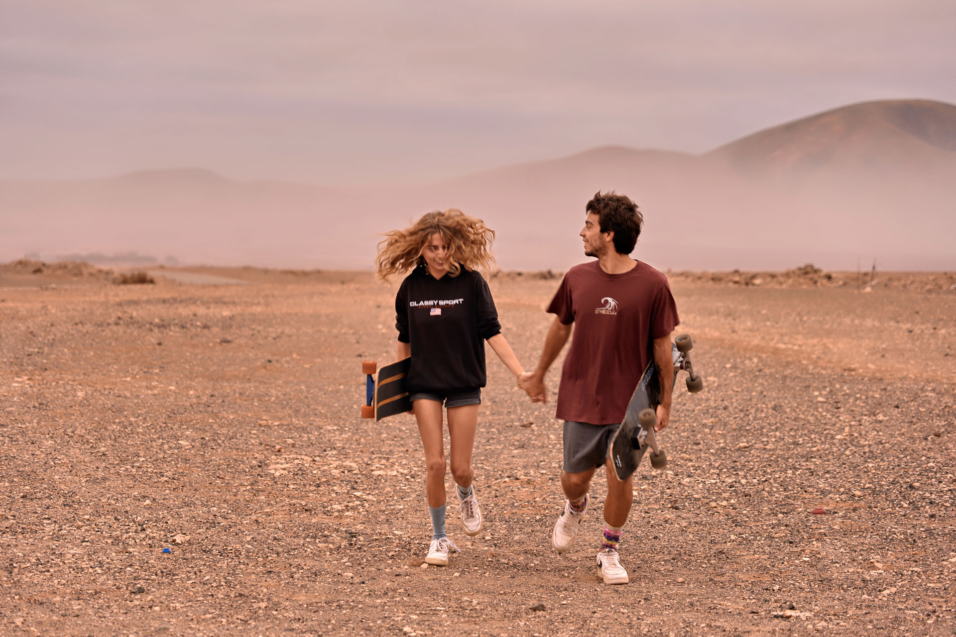 Ride and Romance Skateboarding Fuerteventura – Paar auf Skateboard, weite Landschaft Kanaren © Chirlyart