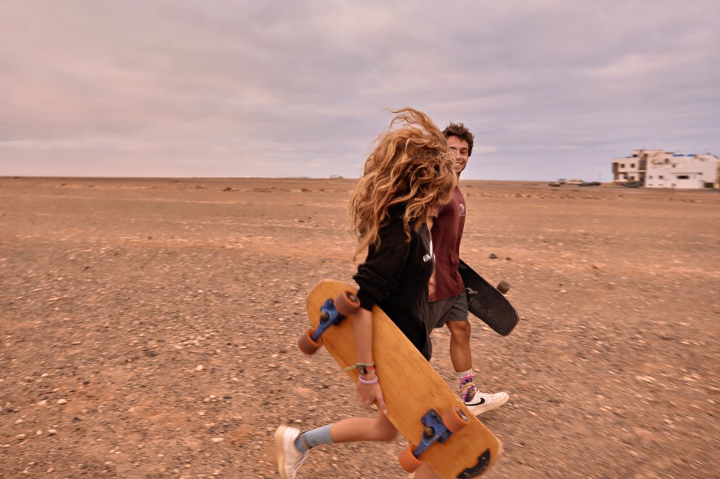 Skater Love Story Kanaren – Paar auf Skateboards in der Natur, Fuerteventura Weite © Chirlyart