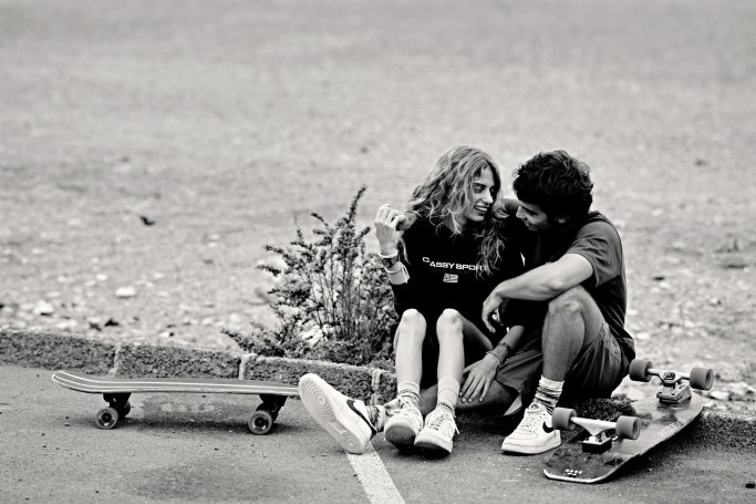 Skateboard Paarshooting Kanaren – Paar auf dem Board, Fuerteventura goldenes Licht © Chirlyart