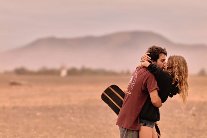 Ride Romance Fuerteventura – romantischer Moment Paar auf Skateboards, Kanaren Weite © Chirlyart