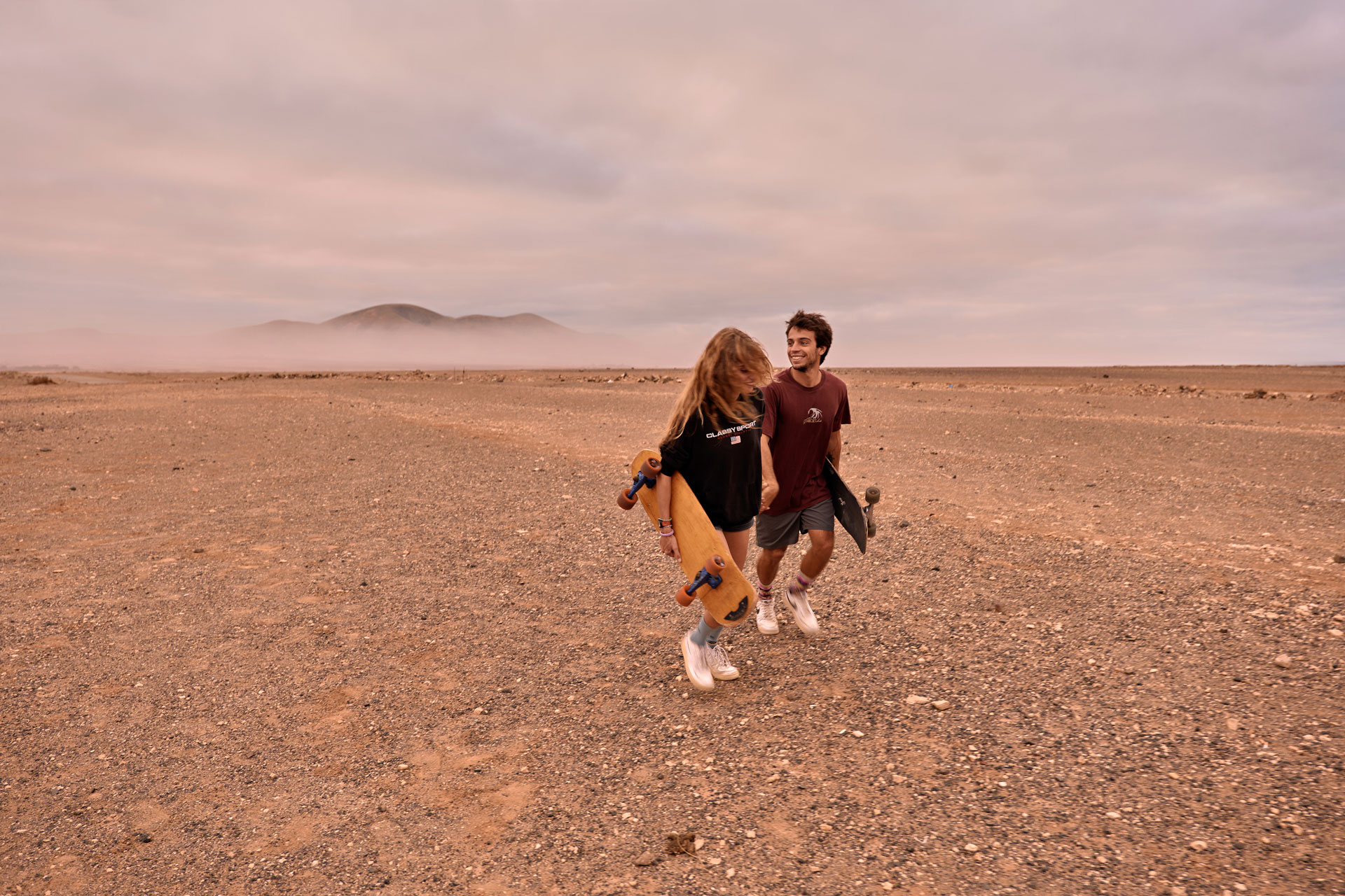 Skater Paar Fuerteventura – gemeinsam auf dem Skateboard durch weite Straßen Kanaren, Freiheit und Bewegung © Chirlyart