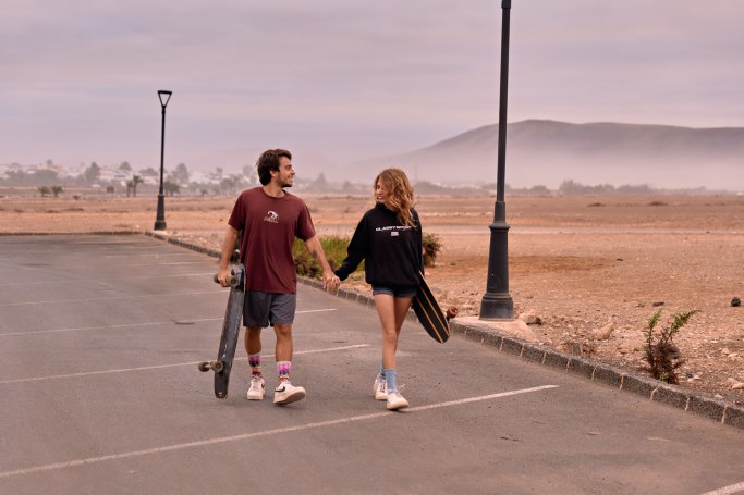 Skater Paar Fuerteventura – Kuss auf dem Skateboard, romantischer Lifestyle Kanaren © Chirlyart