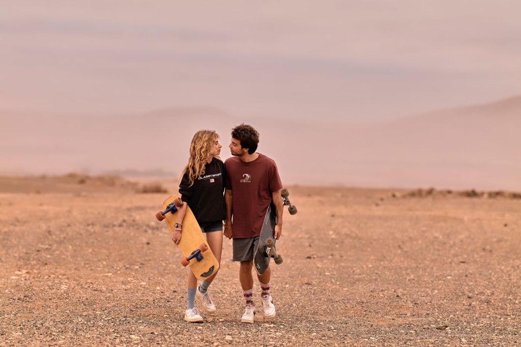 Ride and Romance Shooting Fuerteventura – Paar auf Boards in weiter Kanaren Landschaft, Freiheit © Chirlyart