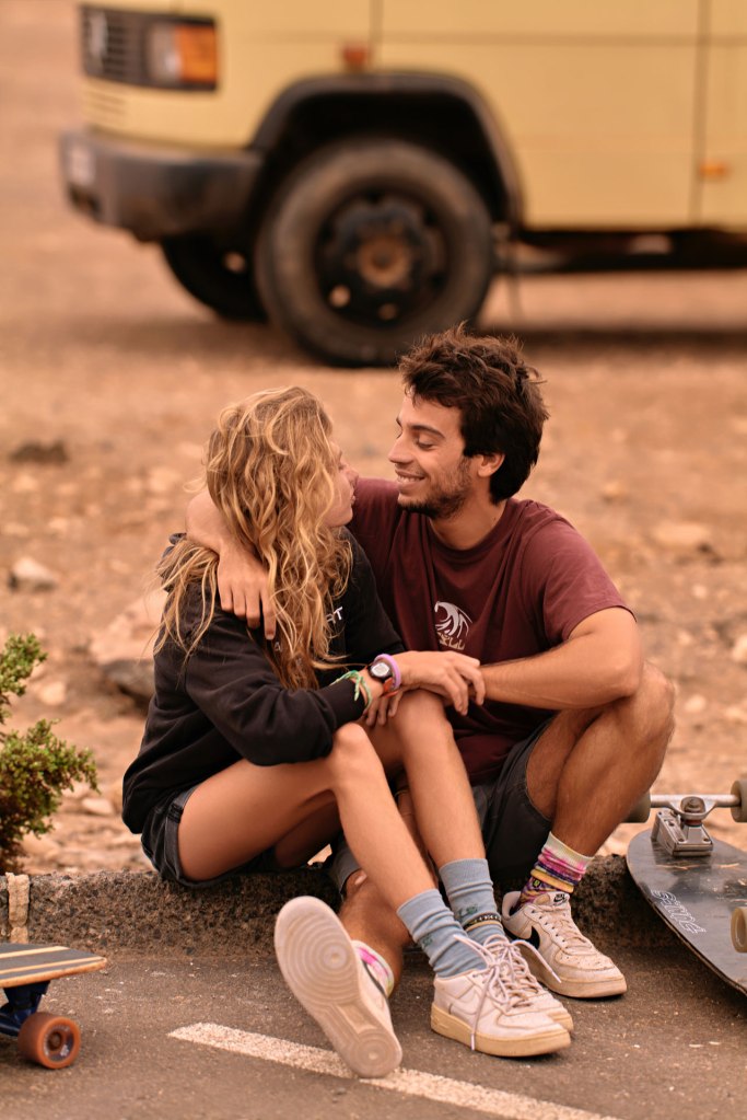 Ride and Romance Fuerteventura Portrait – Frau auf Skateboard in epischem Licht, Kanaren © Chirlyart