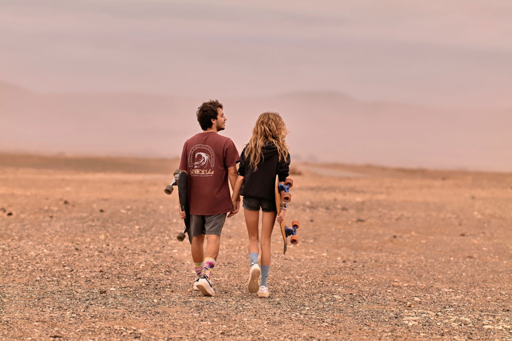 Ride Romance Fuerteventura – Paar auf Skateboards in goldener Abendsonne, Kanaren Weite © Chirlyart