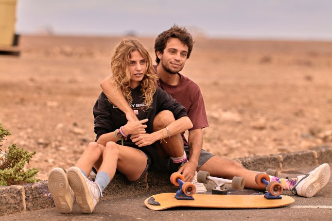 Skater Paar Fuerteventura – Paar auf Boards in der Abendsonne, romantische Stimmung Kanaren © Chirlyart