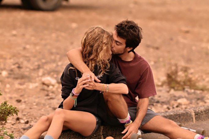 Ride Romance Shooting Kanaren – Paar lächelt auf dem Skateboard, goldenes Licht Fuerteventura © Chirlyart