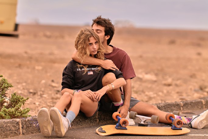 Skater Liebespaar Fuerteventura – Paar auf Boards, romantische Verbindung Kanaren goldenes Licht © Chirlyart