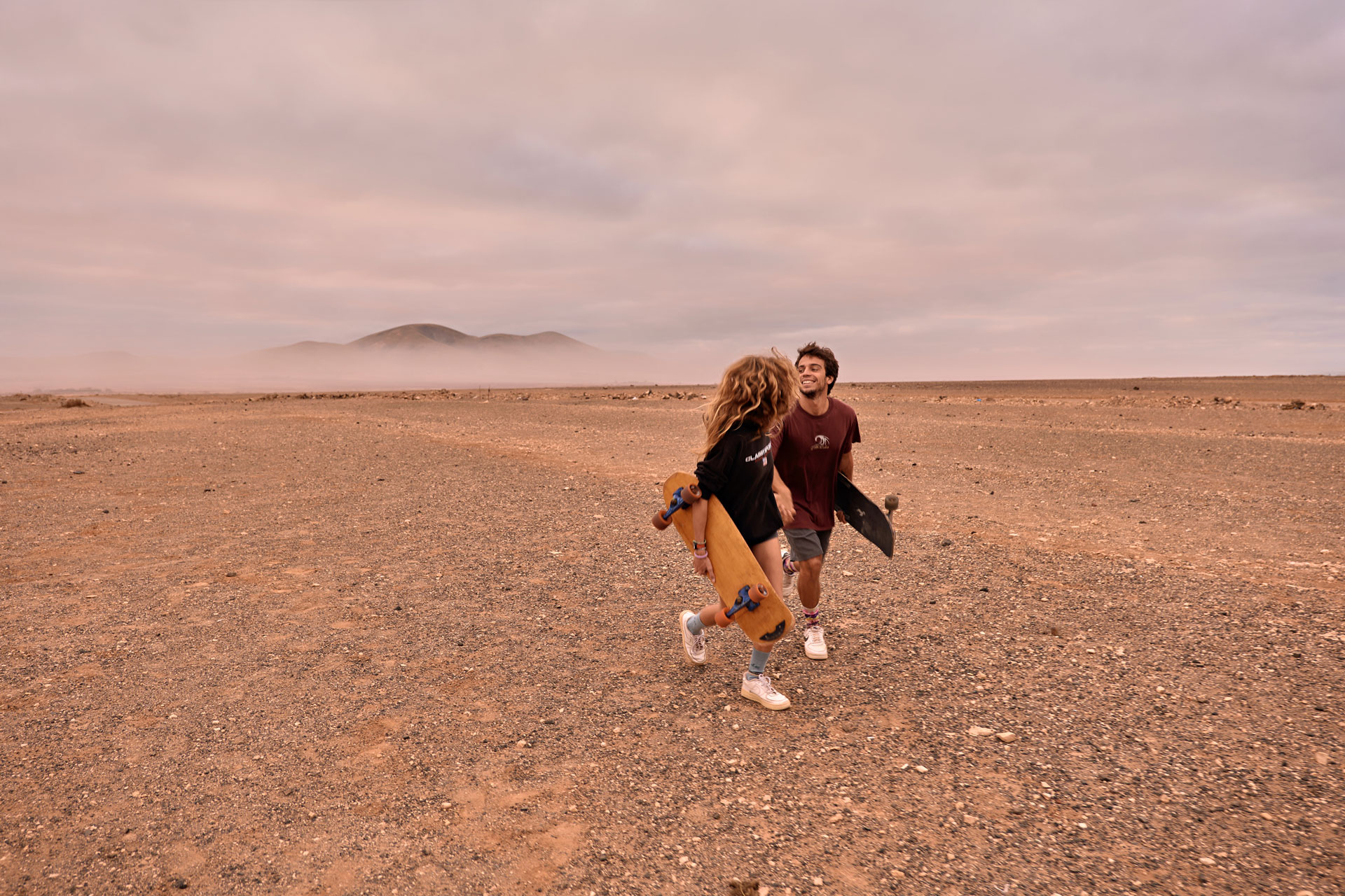 Ride and Romance Fuerteventura Abschluss – Paar auf Skateboards in weiter epischer Landschaft Kanaren, Freiheit © Chirlyart