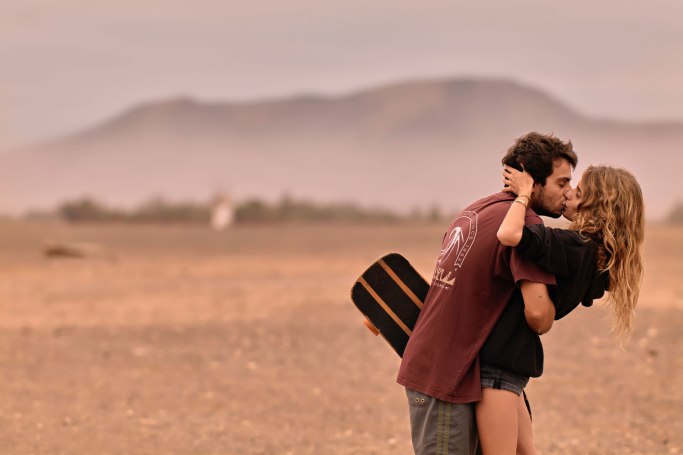 Skateboard Paarportrait Fuerteventura – romantischer Moment Paar auf Boards, Kanaren Landschaft © Chirlyart