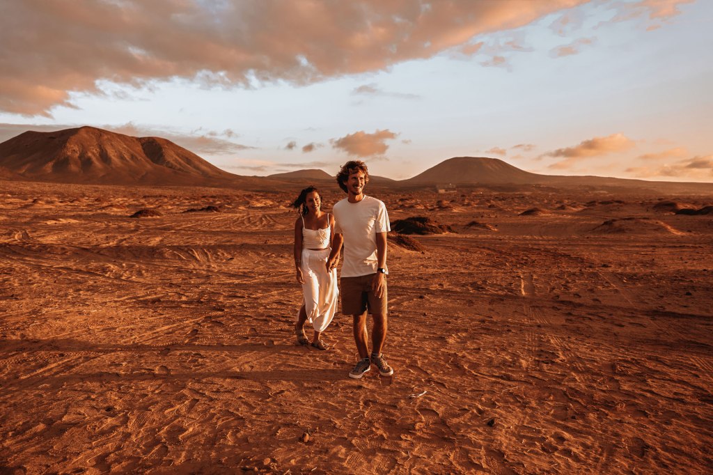 Couple Shooting Dünen Fuerteventura – Paar in weiten Wüstendünen, goldene Stunde Kanaren © Chirlyart