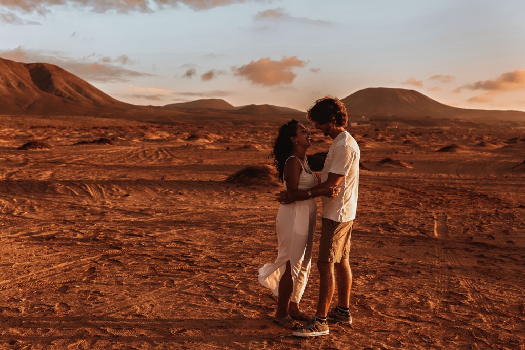 Paarshooting Fuerteventura – Paar läuft durch Dünen, Leichtigkeit und Freude © Chirlyart