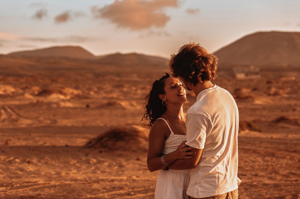 Romantic Couple Shooting Fuerteventura – innige Umarmung in den Sanddünen, Abendsonne © Chirlyart