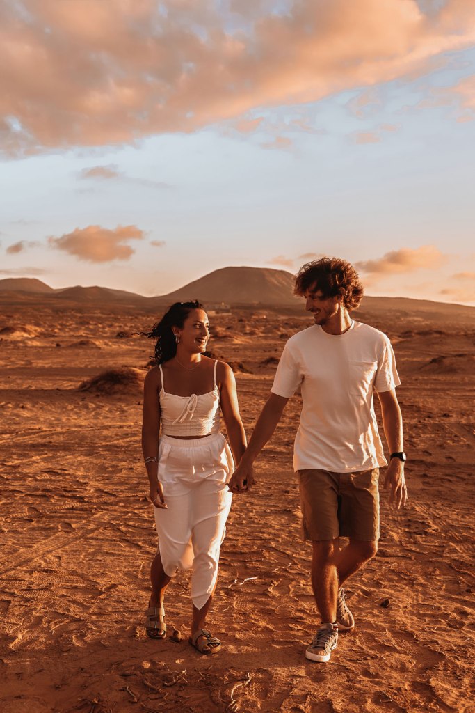 Paarshooting Dünen Fuerteventura – Portrait Paar in der Dünenlandschaft, warmes Abendlicht © Chirlyart